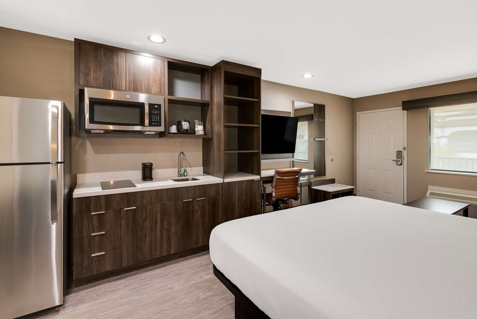 Hypo-allergenic bedding, desk, free WiFi, bed sheets