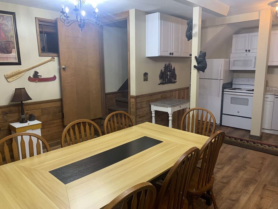 Kitchen & Dining Area