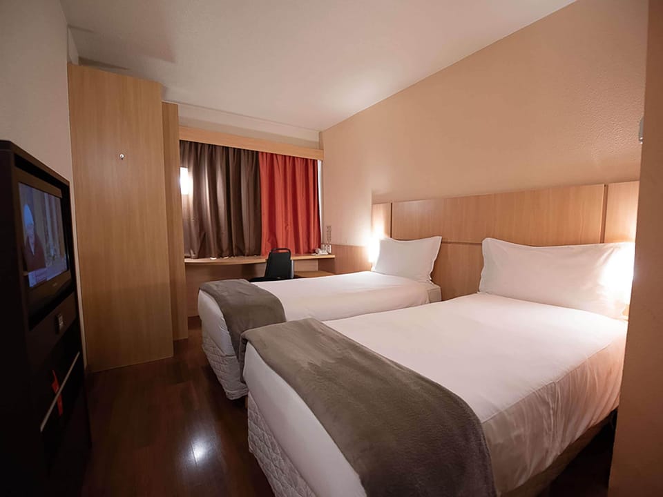 Standard Twin Room, 2 Twin Beds | Minibar, desk, soundproofing, free WiFi