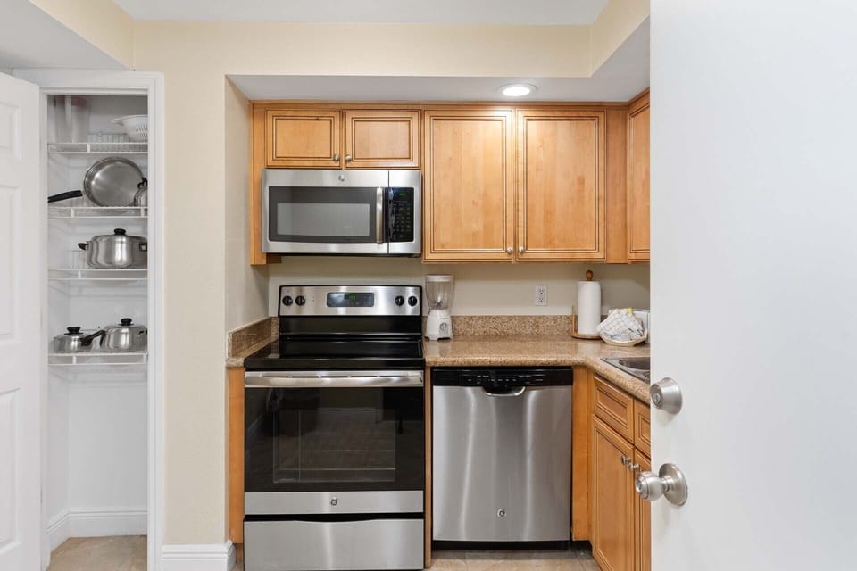 Full Kitchen - 2 BROF