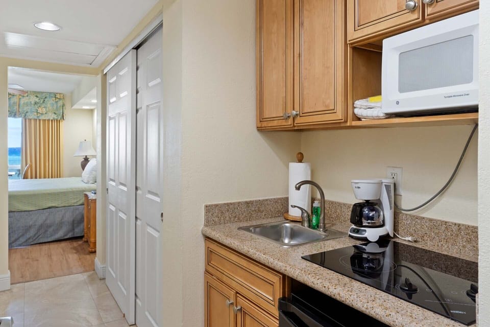 Guest Bedroom Kitchenette - 2 BROF