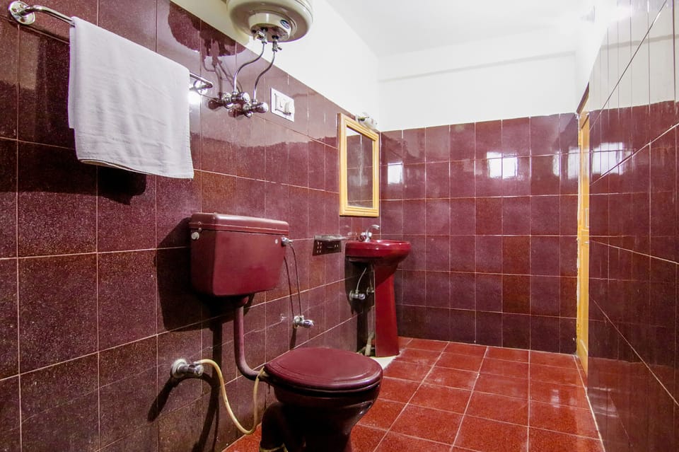 Shower, rainfall showerhead, free toiletries, towels