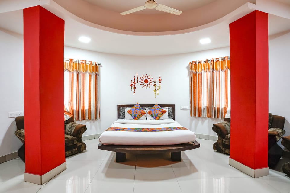 Egyptian cotton sheets, premium bedding, in-room safe, desk