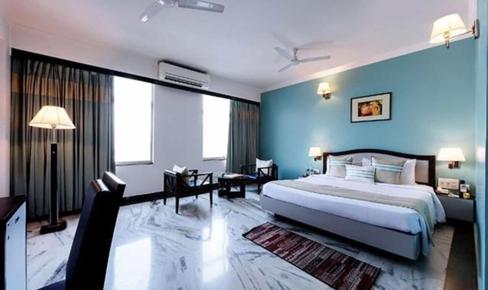 Luxury Room, 1 Queen Bed | Egyptian cotton sheets, premium bedding, in-room safe, WiFi (free)