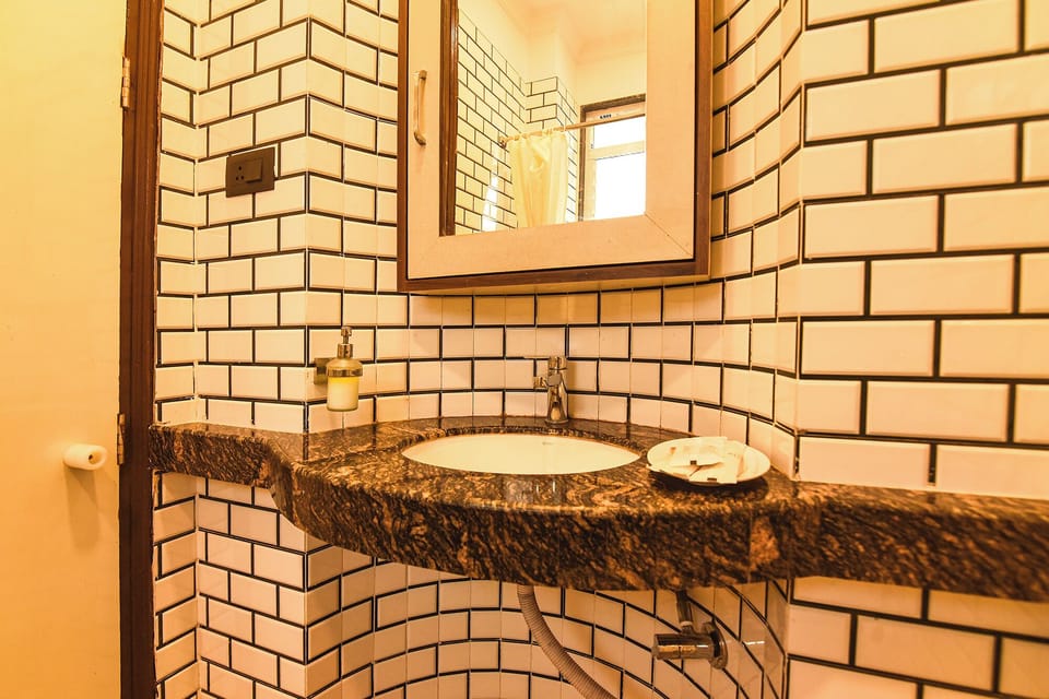 Shower, rainfall showerhead, free toiletries, towels
