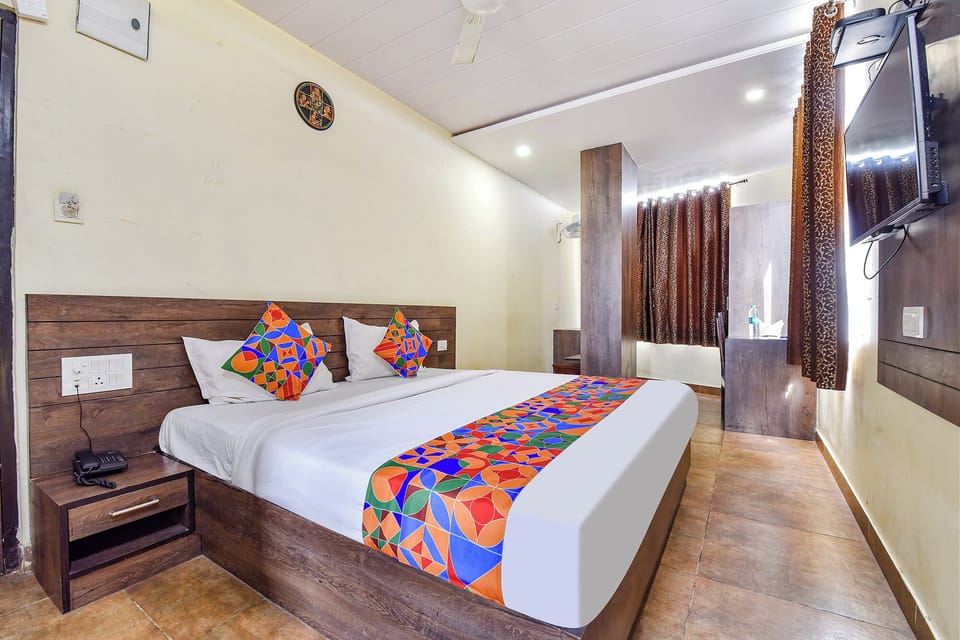 Deluxe Room | Egyptian cotton sheets, premium bedding, in-room safe, WiFi (free)