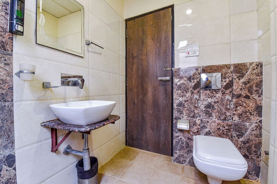 Shower, rainfall showerhead, free toiletries, towels