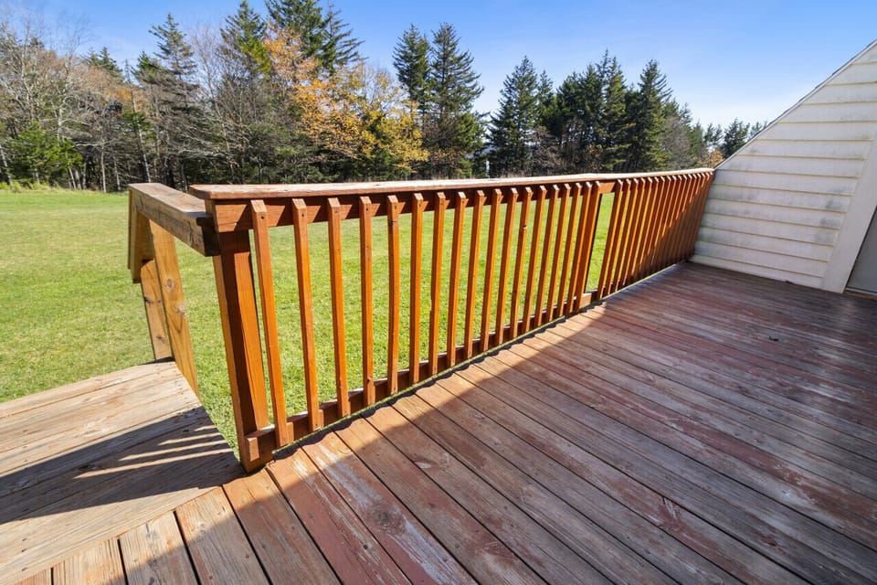 Spacious Deck (Deck closed in winter due to snow & ice)