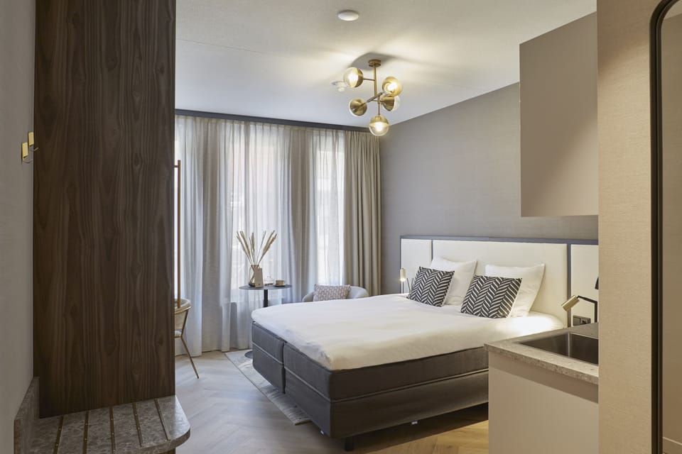 Deluxe Room | 1 bedroom, in-room safe, desk, blackout drapes