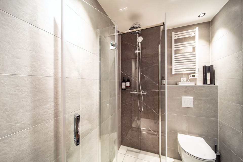 Junior Suite | Bathroom | Slippers, towels