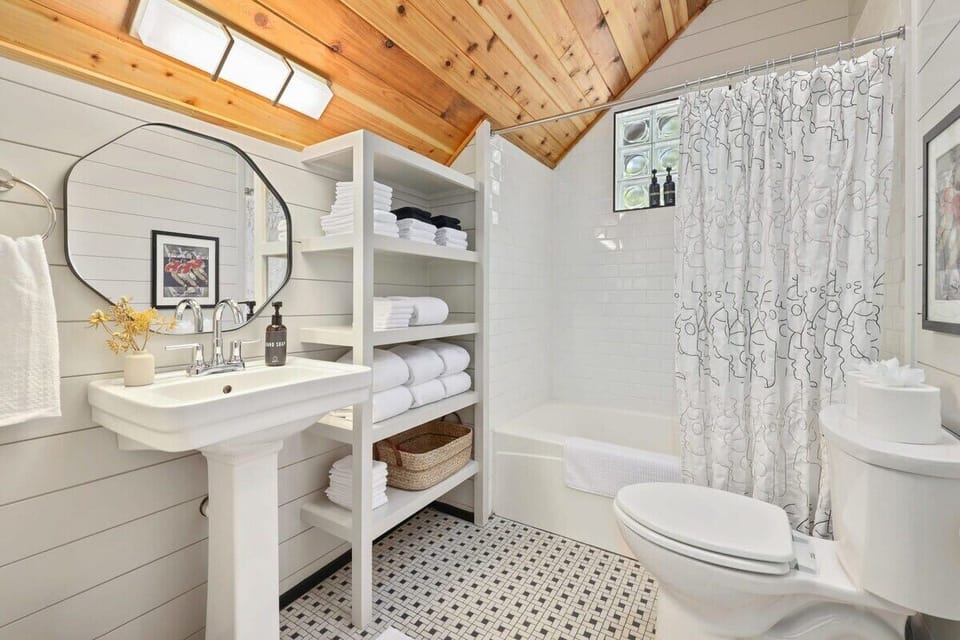 The full bathroom upstairs.