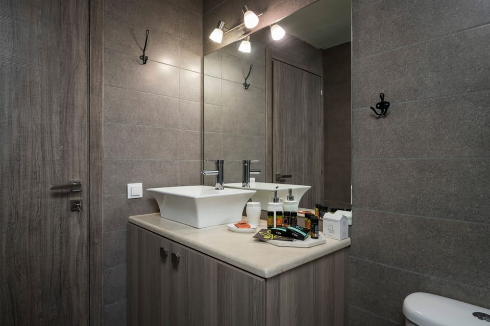 Well-Equipped Modern Bathroom