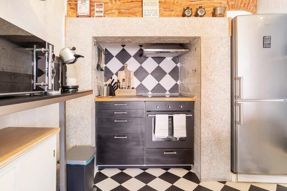 19 ❤️StayInLisbon.pt – Contemporary and functional kitchen space with modern appliances