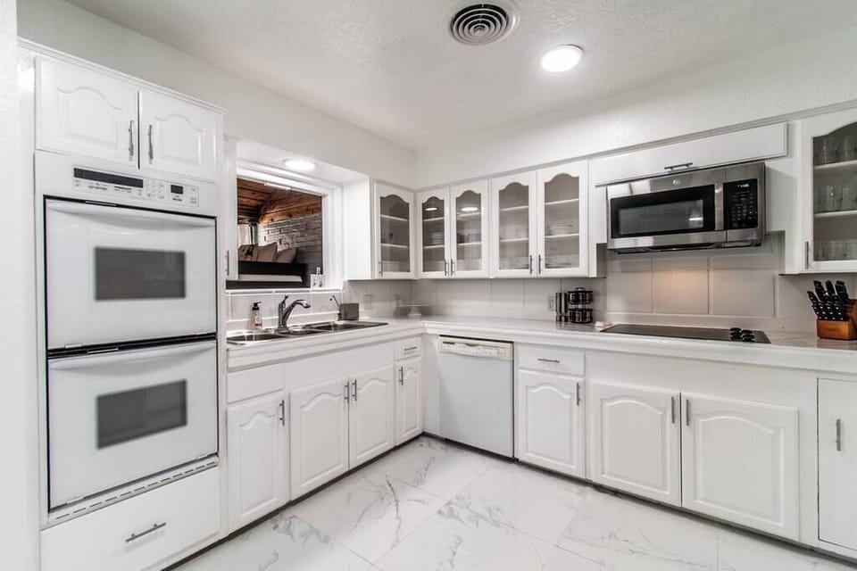 Full Kitchen - House 5833