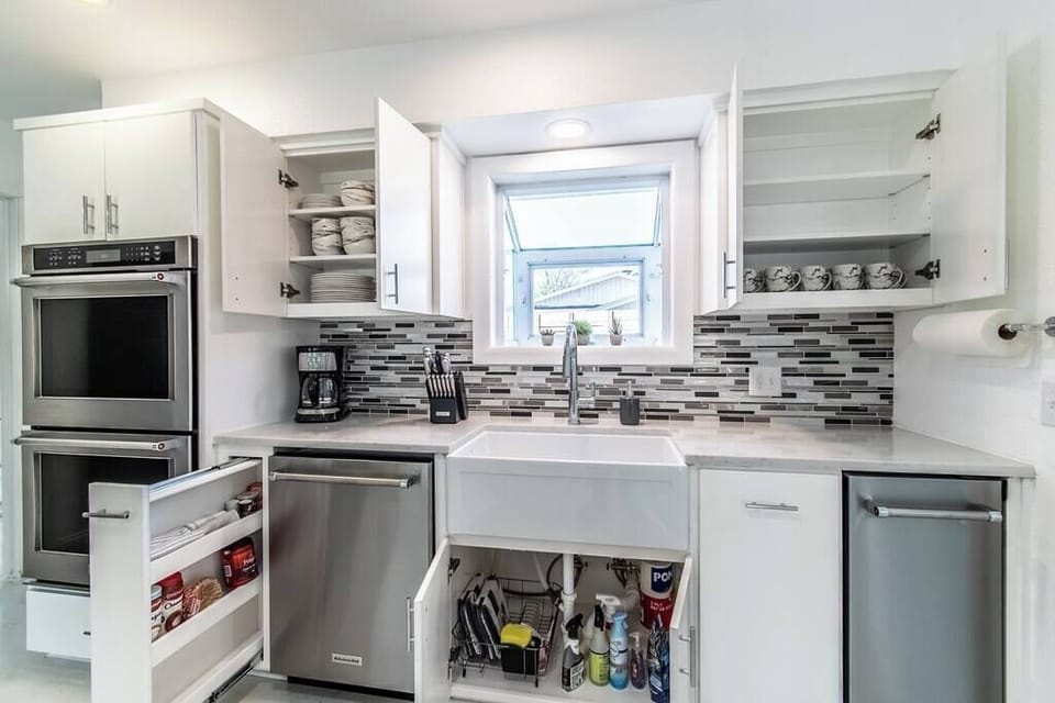 Full Kitchen (House 1 Ocean)