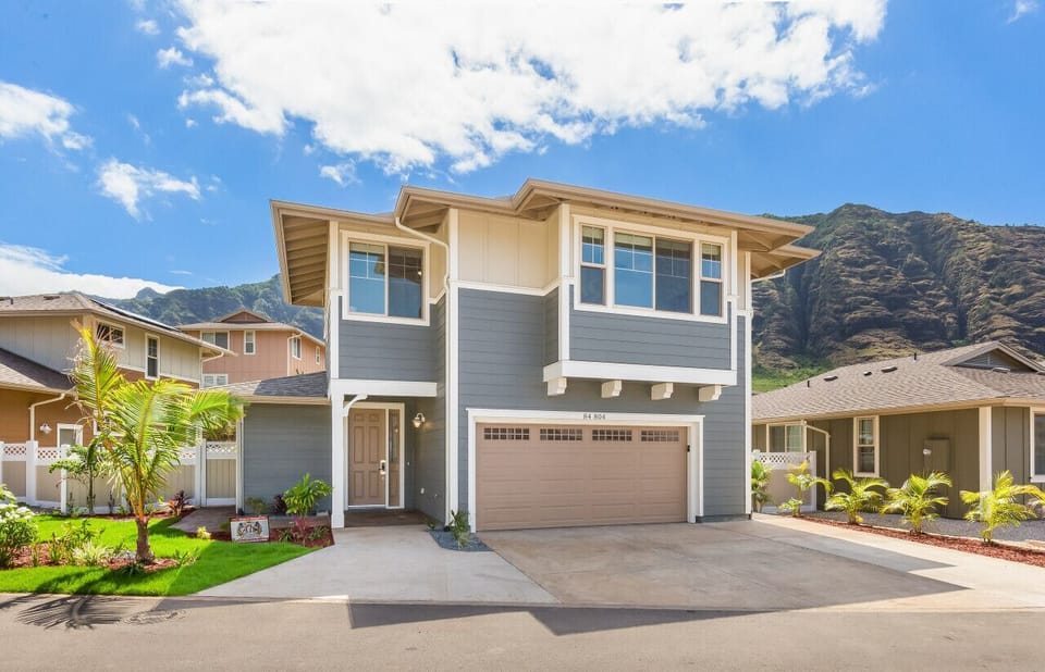 4 Bedroom 2 Car New house. New furniture. A/C in every room. Entire home for you to enjoy!