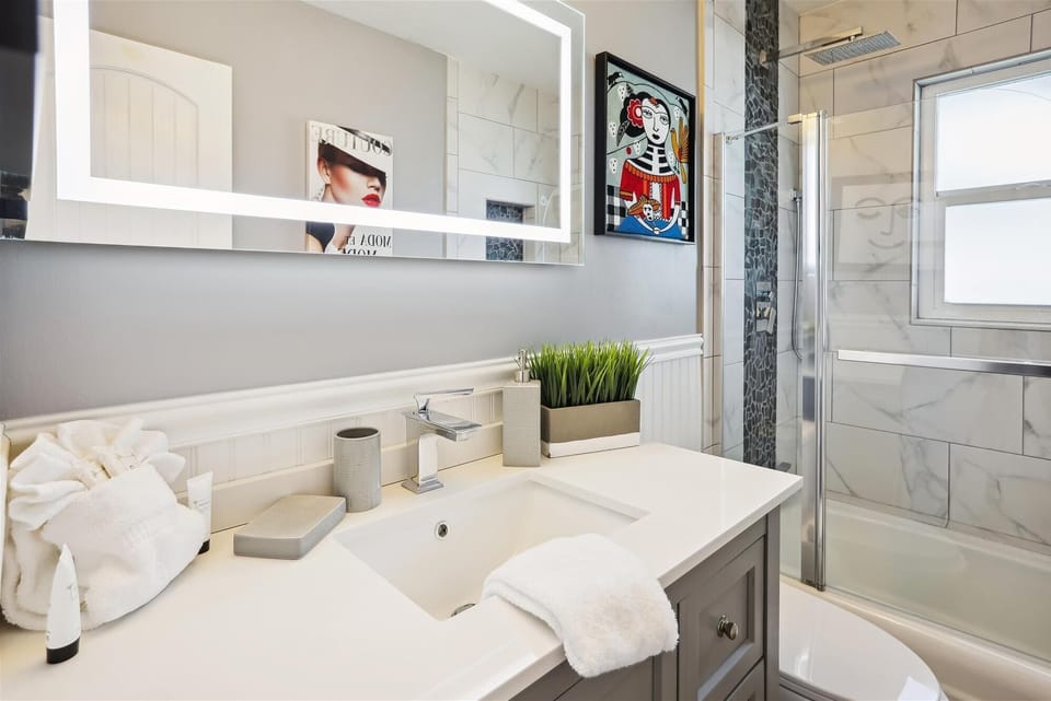 Guest Bathroom 2
