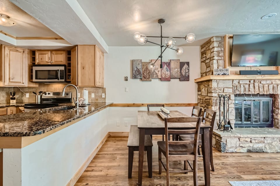 Townhome, 3 Bedrooms | Private kitchen | Fridge, oven, coffee/tea maker, toaster