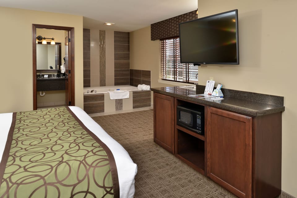 In-room safe, desk, laptop workspace, iron/ironing board