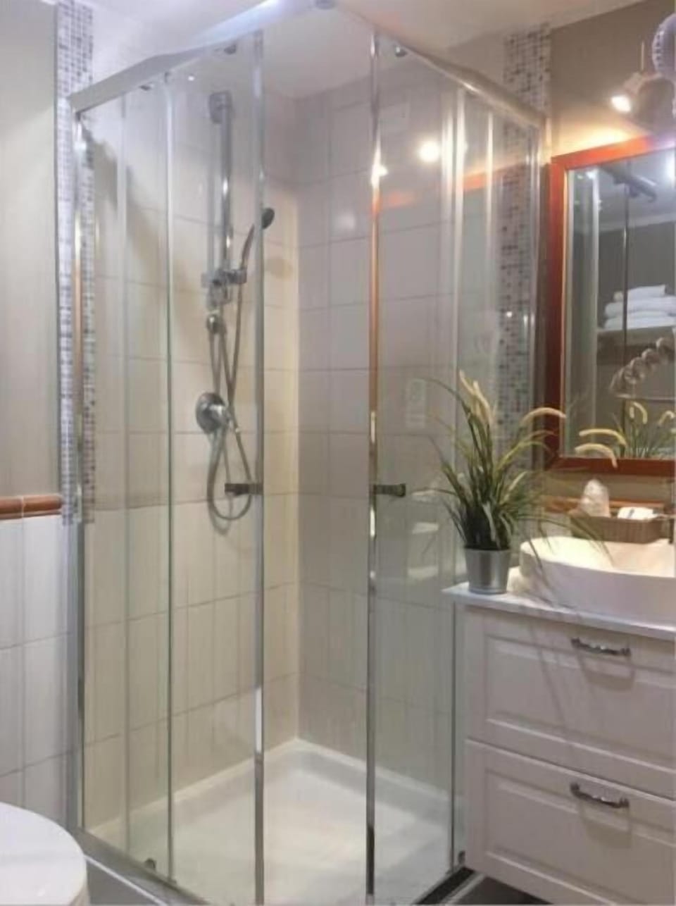 Rainfall showerhead, hair dryer, towels, soap
