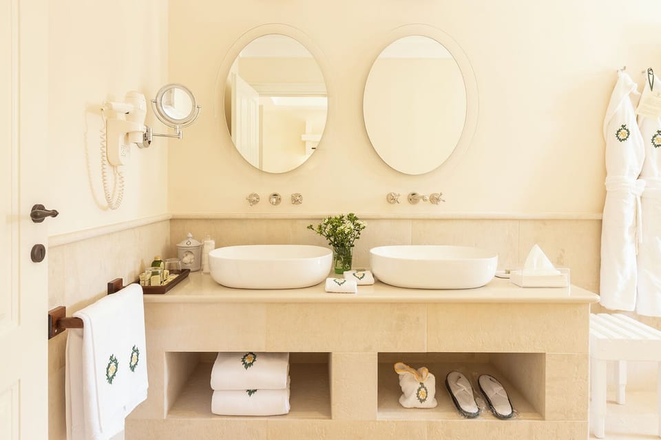 Villa (Il Villino) | Bathroom | Separate tub and shower, rainfall showerhead, free toiletries