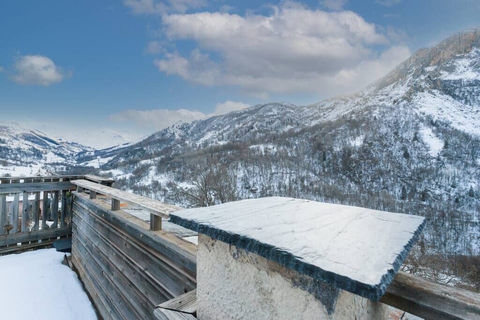 30m² terrace offering a 180° panoramic view of the mountains, not overlooked. (2)