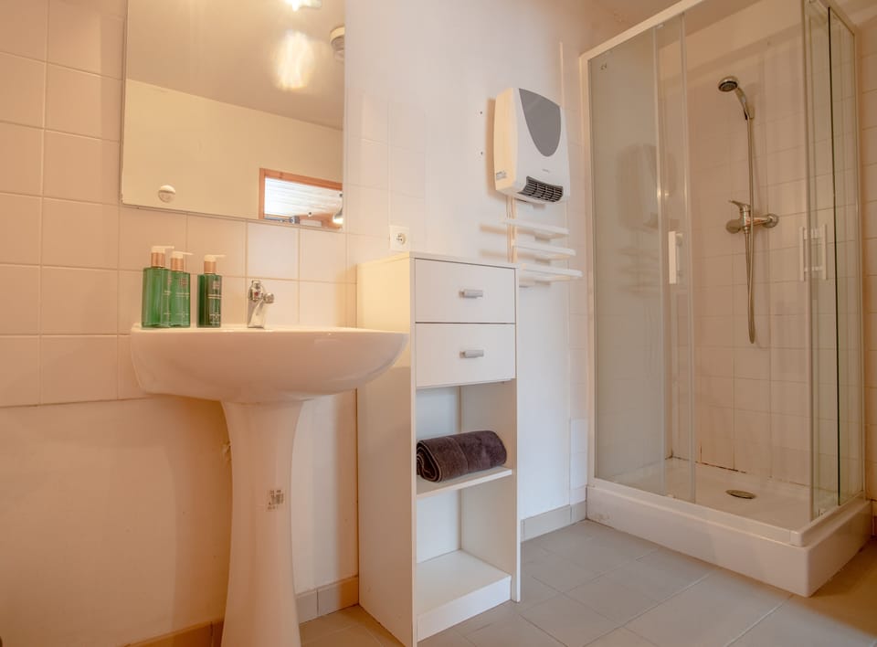 Practical ground floor bathroom: shower, washing machine and dryer for all comfort.