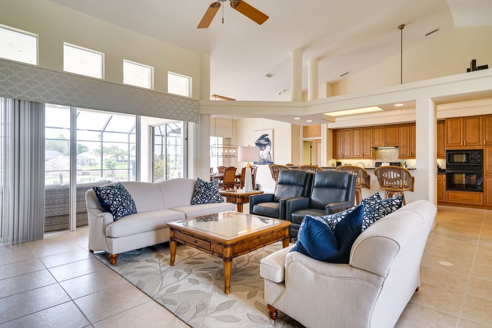 Living Room | Smart TV | Free WiFi | Central A/C & Heating