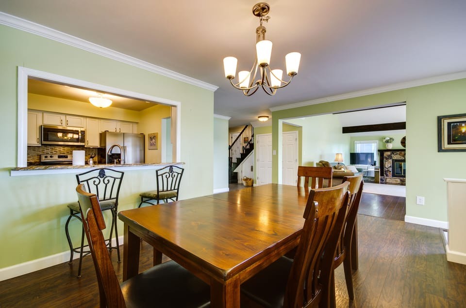 Dining Area | Dishware & Flatware Provided
