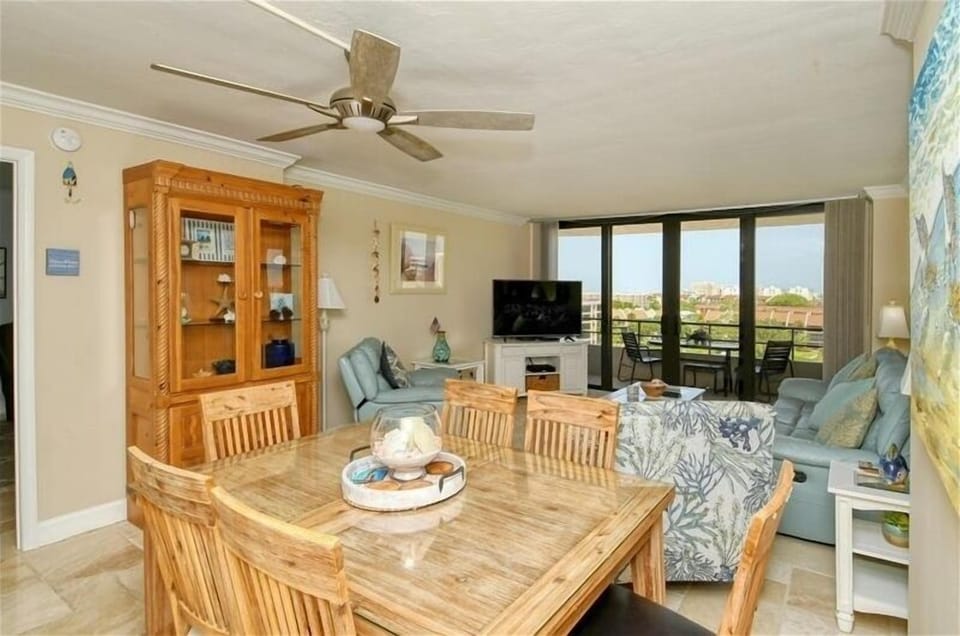Dining Room Table with 6 chairs