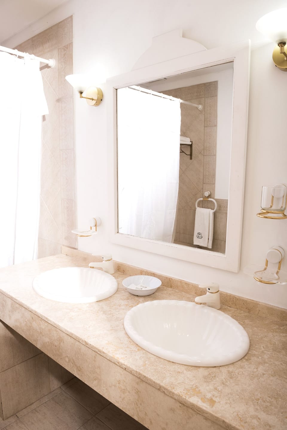 Combined shower/tub, rainfall showerhead, hair dryer, towels