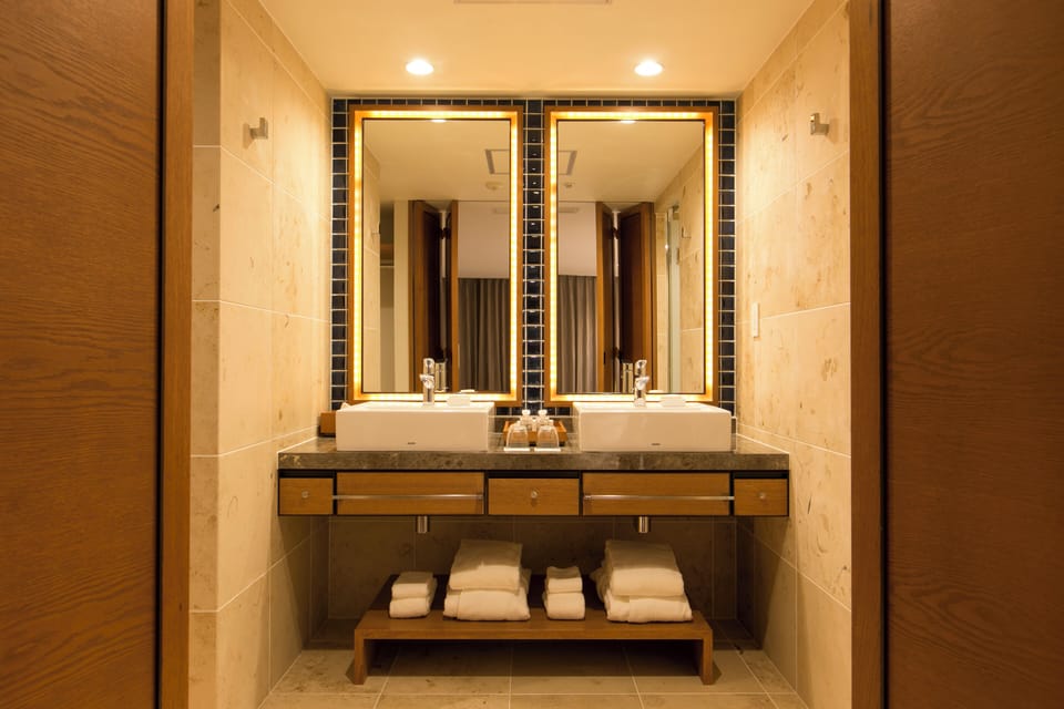 [Grand Executive Floor] Junior Suite Room, Non Smoking | Bathroom | Free toiletries, hair dryer, bathrobes, slippers