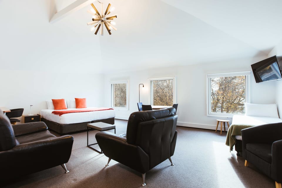Deluxe Studio Suite | Soundproofing, iron/ironing board, free WiFi, bed sheets