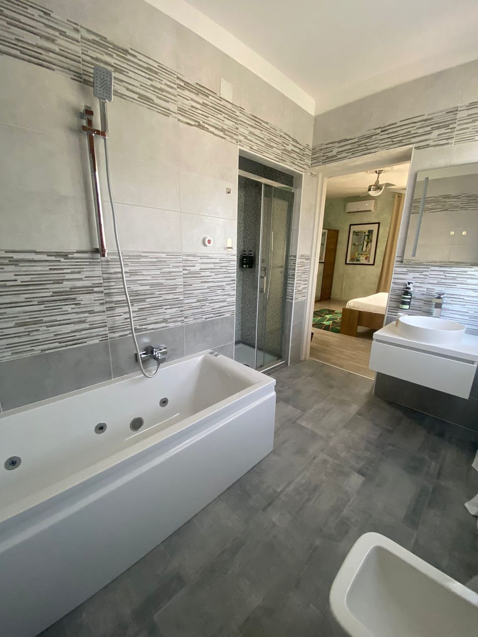 Deluxe Triple Room | Bathroom | Separate tub and shower, jetted tub, hydromassage showerhead