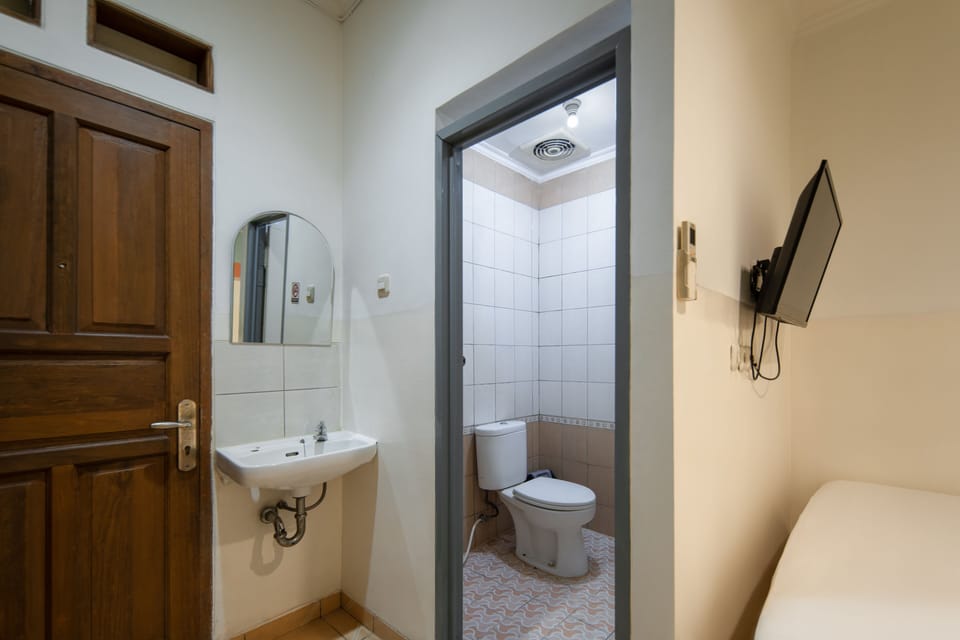 Shower, free toiletries, bidet, towels