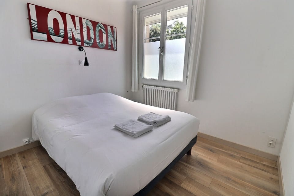 Standard Quadruple Room | Soundproofing, free WiFi, bed sheets