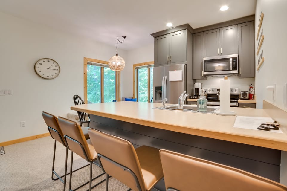 Kitchen | Central Air Conditioning/Heat | Free WiFi