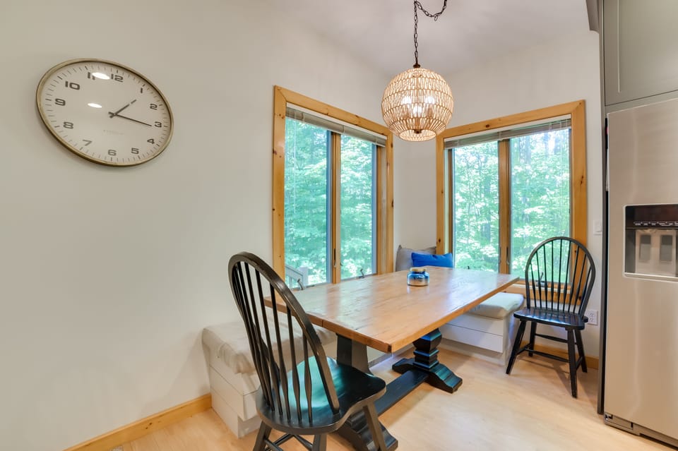 Dining Area | Dishware/Flatware Provided
