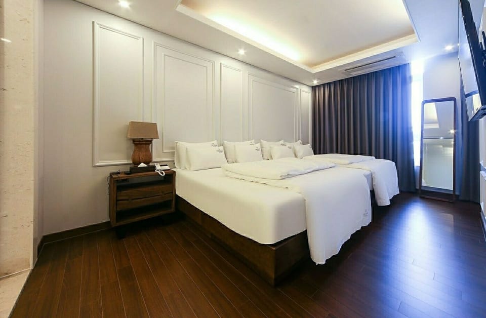 Royal Suite | Individually decorated, desk, laptop workspace, soundproofing