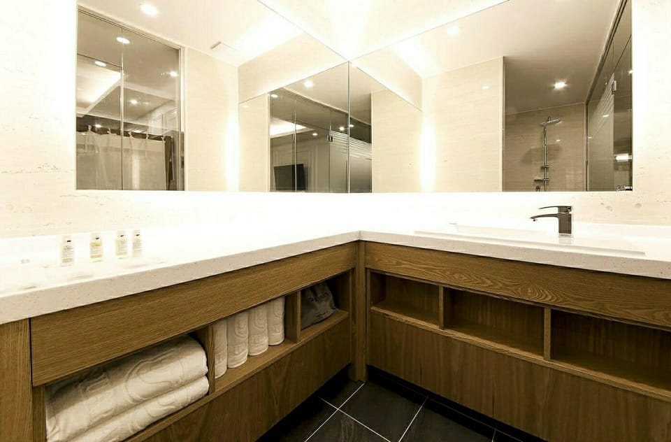 Royal Suite | Bathroom | Hair dryer, slippers
