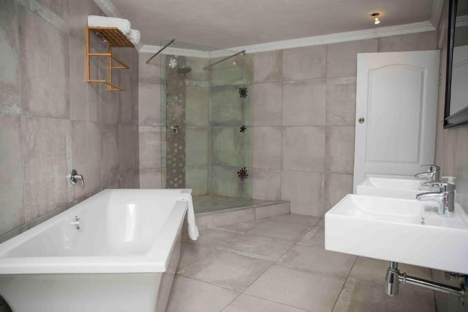 Separate tub and shower, deep soaking tub, hydromassage showerhead