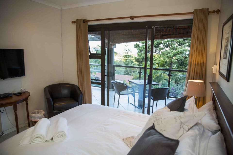 Premium Room | Desk, laptop workspace, iron/ironing board, free WiFi