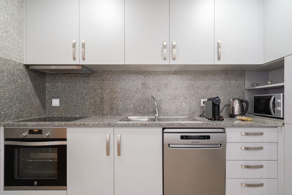 Casa da Petisqueira 61 | Private kitchen | Full-size fridge, microwave, oven, stovetop