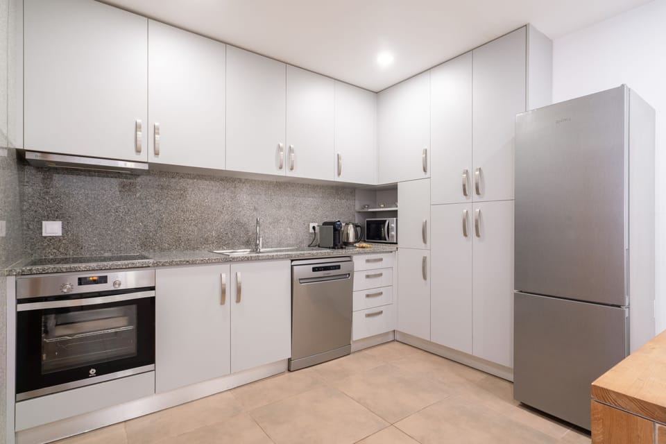 Casa da Petisqueira 61 | Private kitchen | Full-size fridge, microwave, oven, stovetop