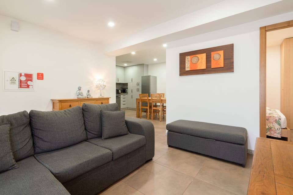 Casa da Petisqueira 61 | Living area | 42-inch flat-screen TV with cable channels, TV