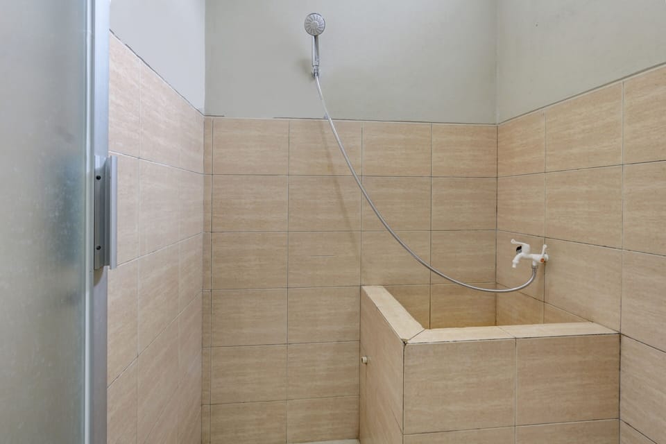 Economy Twin Room | Bathroom | Shower, towels