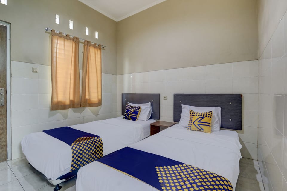Economy Twin Room | Free WiFi, bed sheets