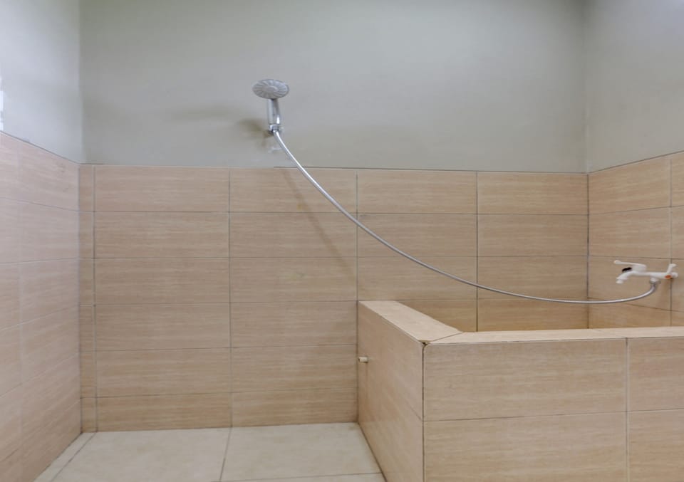 Economy Twin Room | Bathroom | Shower, towels