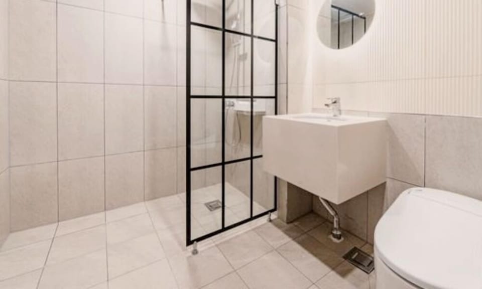 Deluxe Double Room, 1 Queen Bed, Non Smoking | Bathroom | Slippers