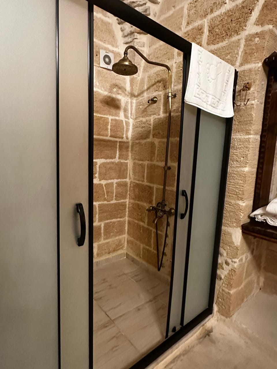 Deluxe Triple Room | Bathroom | Free toiletries, hair dryer, slippers, bidet